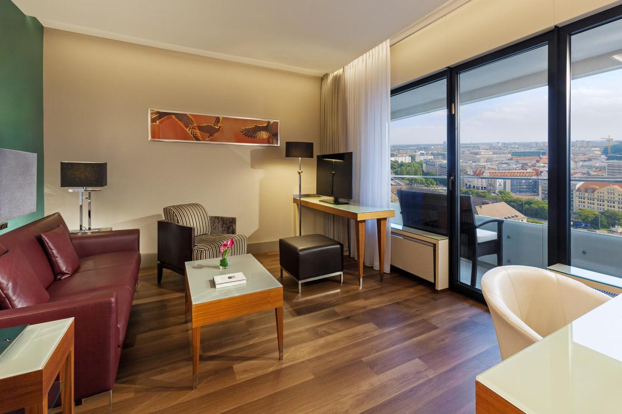 Deluxe Suite met 1 Slaapkamer en 1 Kingsize Bed - Balkon - Uitzicht op de Stad